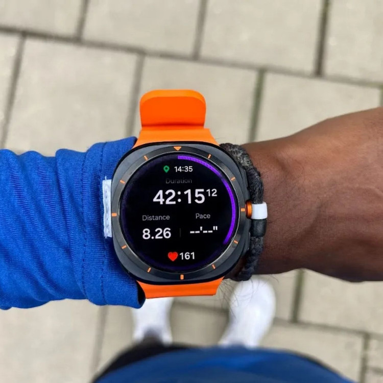 محصول نمونه تستی ساعت هوشمند سامسونگ مدل Galaxy Watch Ultra دارای قابلیت های کنترل موسیقی (Music Player)، قابلیت مکالمه از طریق بلوتوث، قابلیت تغییر طرح ساعت یا تم، صفحه همیشه روشن (Always-on Display)، پشتیبانی از دستیار صوتی بند سیلیکون